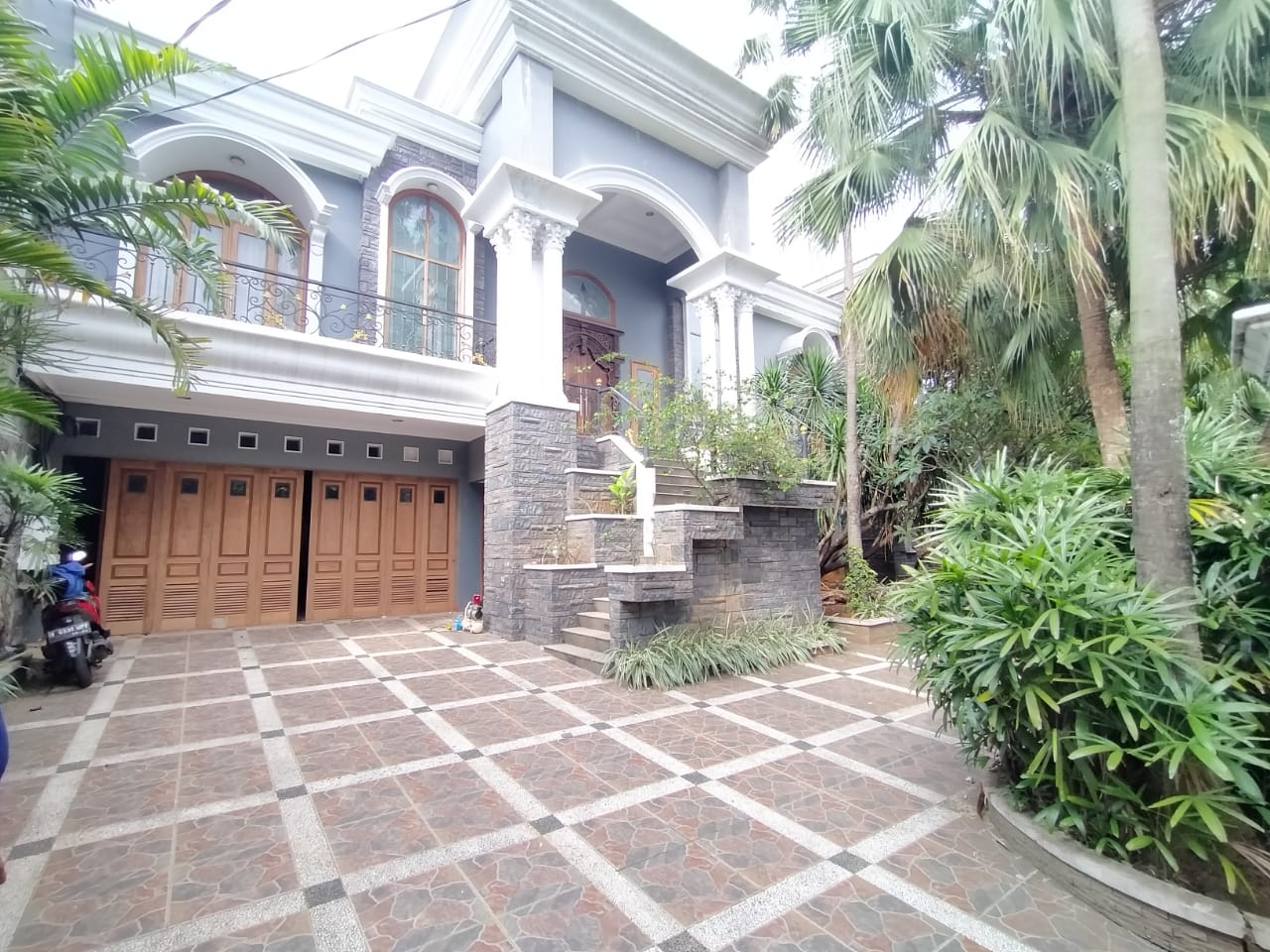 Disewakan Rumah Konsep Klasik Modern Kondisi Fully Furnished di Jagakarsa Jakarta Selatan